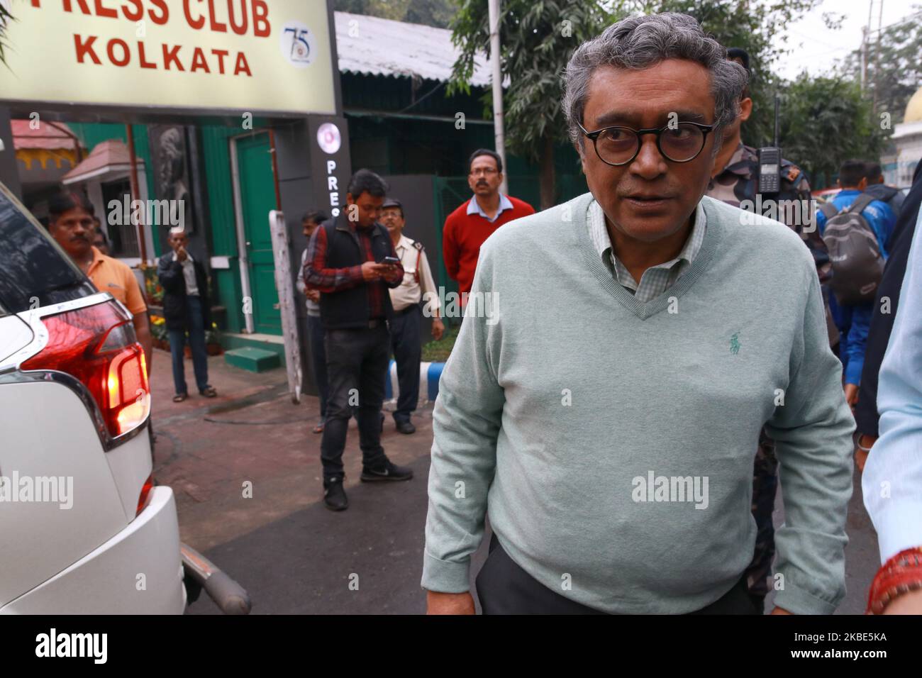 Membro del BJP del Parlamento (MP) il Sig. Swapan Dasgupta dopo le conferenze stampa dal Club stampa di Kolkata il 09,2019 gennaio a Kolkata, India. Per sei ore il Mercoledì, gli studenti di Viswa Bharati a Shantiniketan del Bengala Occidentale hanno tenuto il BJP Rajya Sabha MP Swapan Dasgupta rinchiuso all'interno di un edificio dove aveva tenuto una conferenza intitolata ''CAA 2019: Comprensione e interpretazioni''. Gli studenti protestavano contro la decisione del vice cancelliere di invitare alla conferenza solo un portavoce del BJP e non oratori con punti di vista diversi. Un'altra spina nella carne per gli studenti era che la lezione era Foto Stock