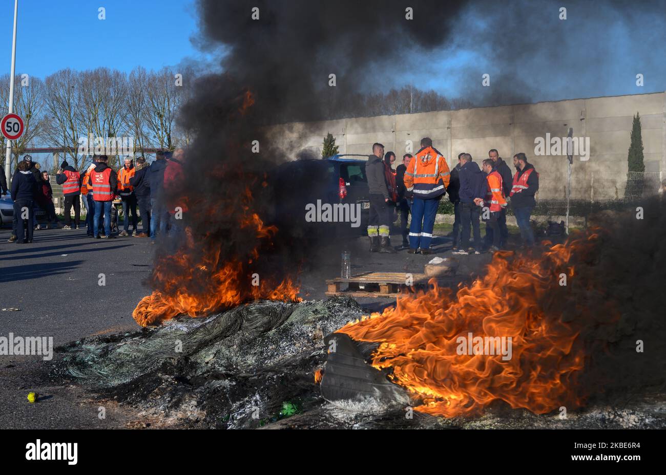 I Docker di Port de Nantes hanno organizzato una diga di filtraggio venerdì 10 gennaio 2019, a Bouguenais (Francia), a sud di Nantes. Stanno rispondendo all'appello di protesta nazionale contro la riforma delle pensioni. Enormi rallentamenti sono stati osservati agli ingressi e alle uscite a sud di Nantes. (Foto di Estelle Ruiz/NurPhoto) Foto Stock