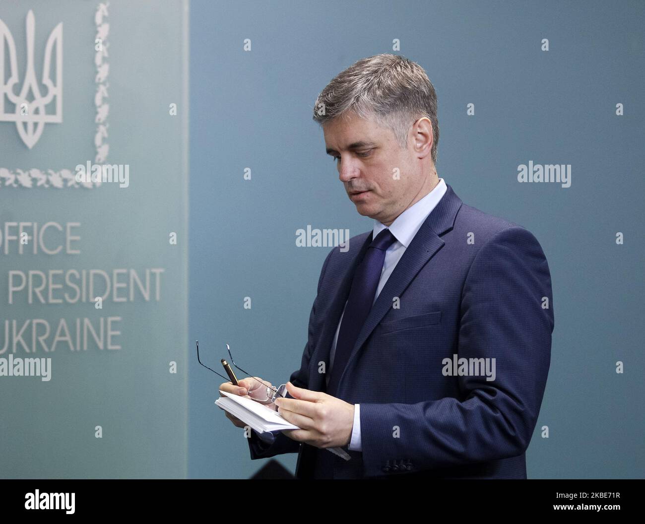 Il ministro degli Esteri ucraino Vadym Prystaiko risponde alle domande dei giornalisti durante un briefing sull'incidente aereo del Boeing 737 in Iran, a Kiev, in Ucraina, il 10 gennaio 2020. L'Ucraina ha ottenuto l'accesso alle "scatole nere" dell'aereo si è schiantato in Iran - Vadim Prystayko, come ha informato il Web site presidenziale ucraino. (Foto di Str/NurPhoto) Foto Stock