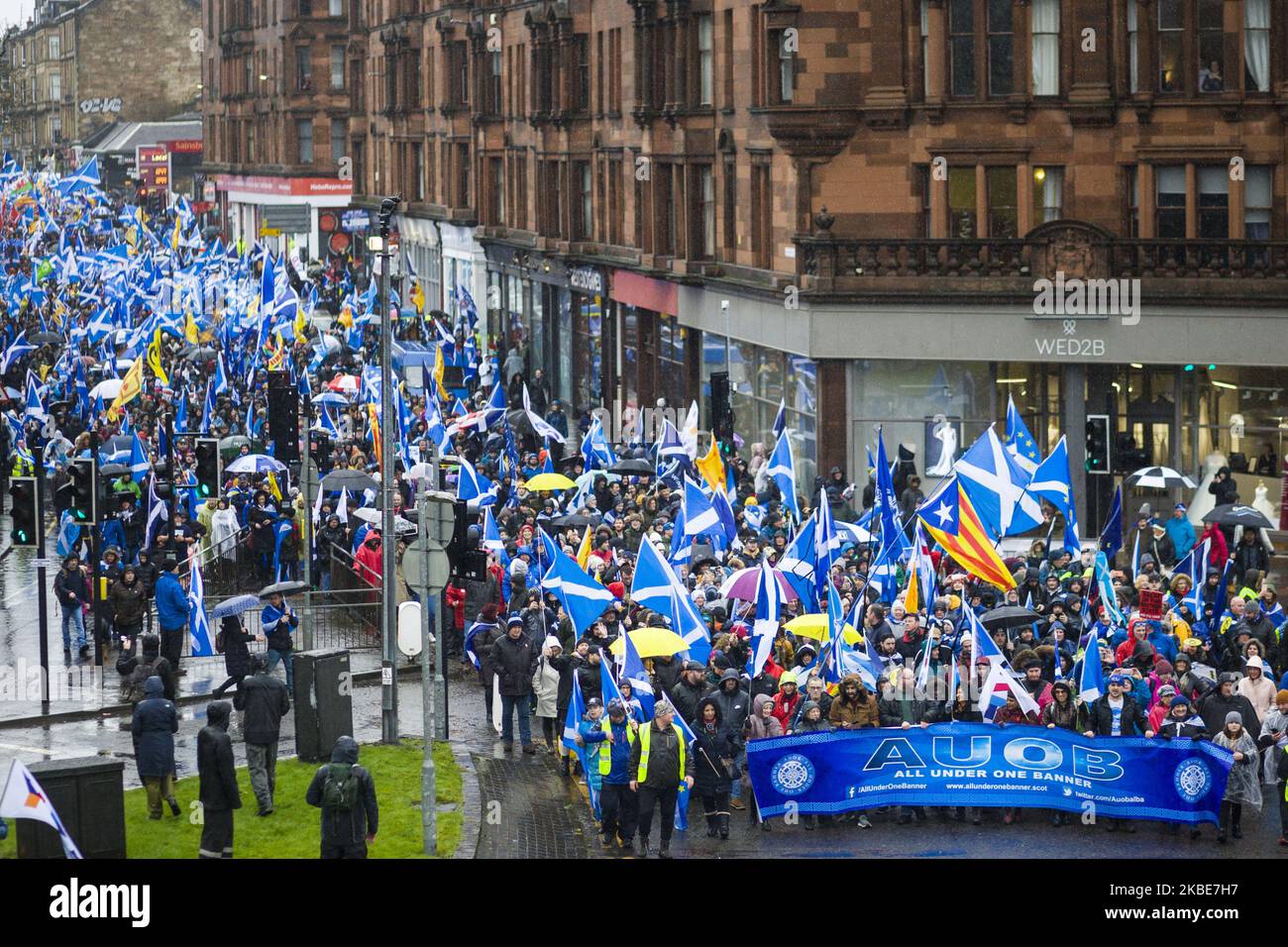 Migliaia di sostenitori dell'indipendenza scozzese marciano attraverso Glasgow durante una All Under One Banner il 11 gennaio 2020 a Glasgow, Scozia. Lo scopo degli organizzatori è quello di unificare attivisti indipendenti in tutta la Scozia organizzando marce e raduni, che hanno precedentemente tenuto grandi raduni a Edimburgo, Dumfries e Dundee. (Foto di Ewan Bootman/NurPhoto) Foto Stock