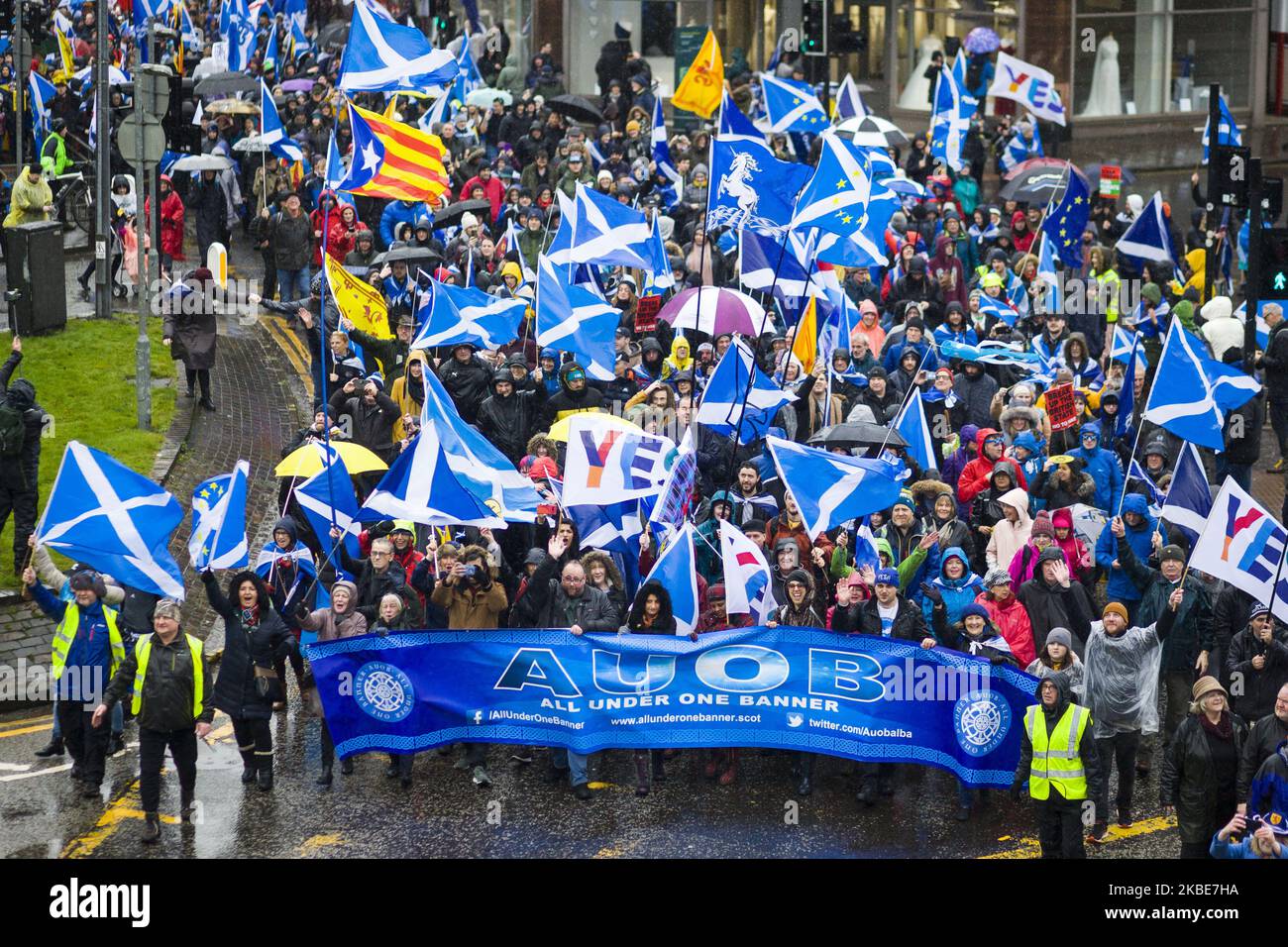 Migliaia di sostenitori dell'indipendenza scozzese marciano attraverso Glasgow durante una All Under One Banner il 11 gennaio 2020 a Glasgow, Scozia. Lo scopo degli organizzatori è quello di unificare attivisti indipendenti in tutta la Scozia organizzando marce e raduni, che hanno precedentemente tenuto grandi raduni a Edimburgo, Dumfries e Dundee. (Foto di Ewan Bootman/NurPhoto) Foto Stock