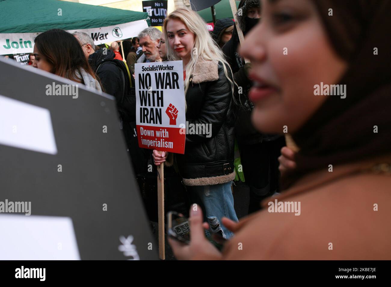 Gli attivisti chiedono "No War on Iran" in occasione di una manifestazione e di una marcia organizzata dalla Coalizione e Campagna per il disarmo nucleare (CND) di Londra, in Inghilterra, il 11 gennaio 2020. Le tensioni tra gli Stati Uniti e l’Iran sono aumentate al massimo dalla crisi degli ostaggi del 1979 la scorsa settimana, a seguito dell’uccisione del comandante militare iraniano Qassem Suleimani da parte di uno sciopero dei droni americani a Baghdad il 3 gennaio. Suleimani, leader della divisione Overseas-Operating Qds Force del corpo della Guardia rivoluzionaria Islamica dell'Iran (IRGC), fu uno dei principali architetti della polica militare regionale dell'Iran Foto Stock