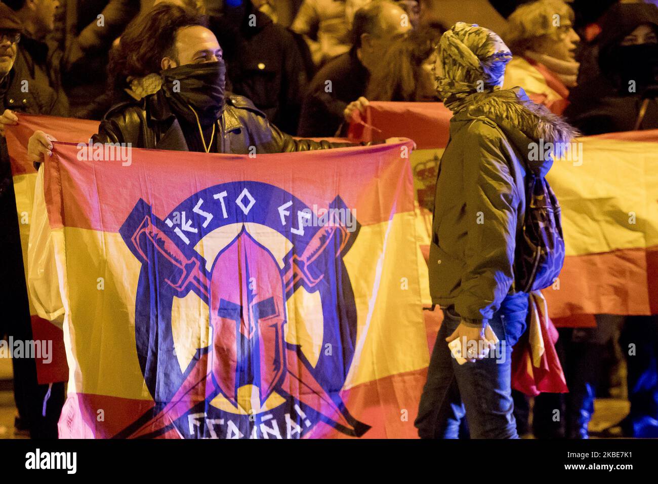 I nazionalisti spagnoli di estrema destra dimostrano su Meridiana Avenue a Barcellona contro i movimenti di indipendenza che sostengono i prigionieri politici a Barcellona, Catalogna, Spagna il 10 gennaio 2020 (Foto di Miquel Llop/NurPhoto) Foto Stock