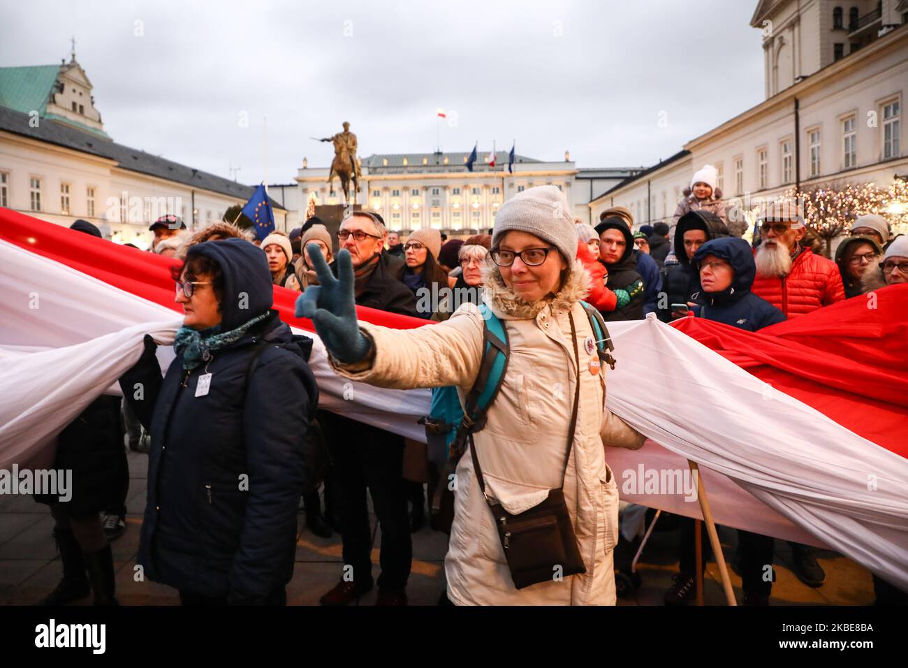 Giudici, avvocati e sostenitori partecipano alla "marcia delle mille vesti" a Varsavia, Polonia, il 11 gennaio 2020. L'evento è stato organizzato da associazioni di giudici polacchi per proteggere l'indipendenza dei tribunali e contro le riforme previste dal partito di diritto e giustizia. (Foto di Beata Zawrzel/NurPhoto) Foto Stock