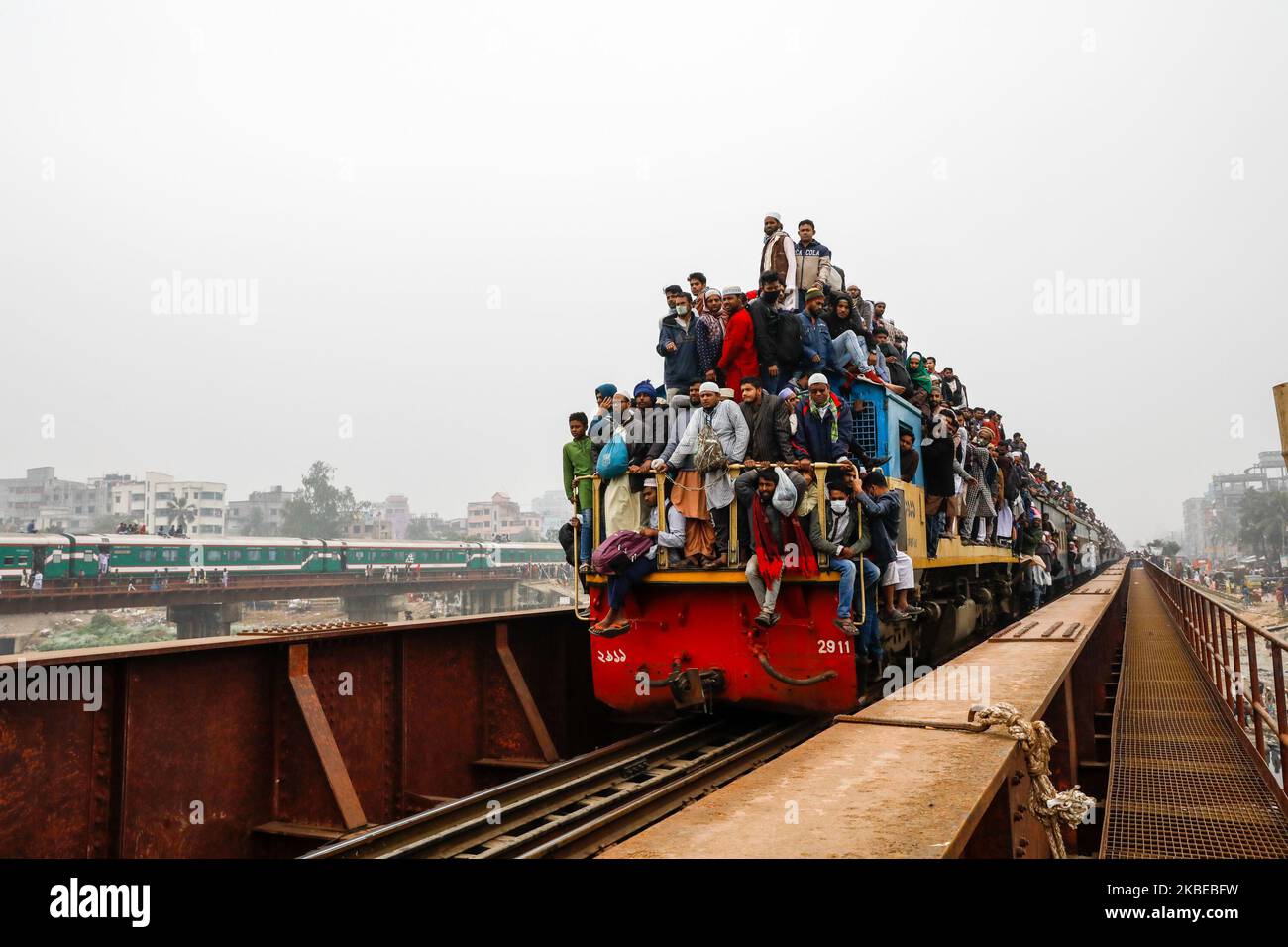 Un treno sovraffollato parte dalla stazione ferroviaria di Tongi dopo la preghiera finale di 'Bishwa Ijtema', la congregazione mondiale dei musulmani, sulle rive del fiume Turag a Tongi vicino Dhaka 12 gennaio 2020. (Foto di Mushfiqul Alam/NurPhoto) Foto Stock
