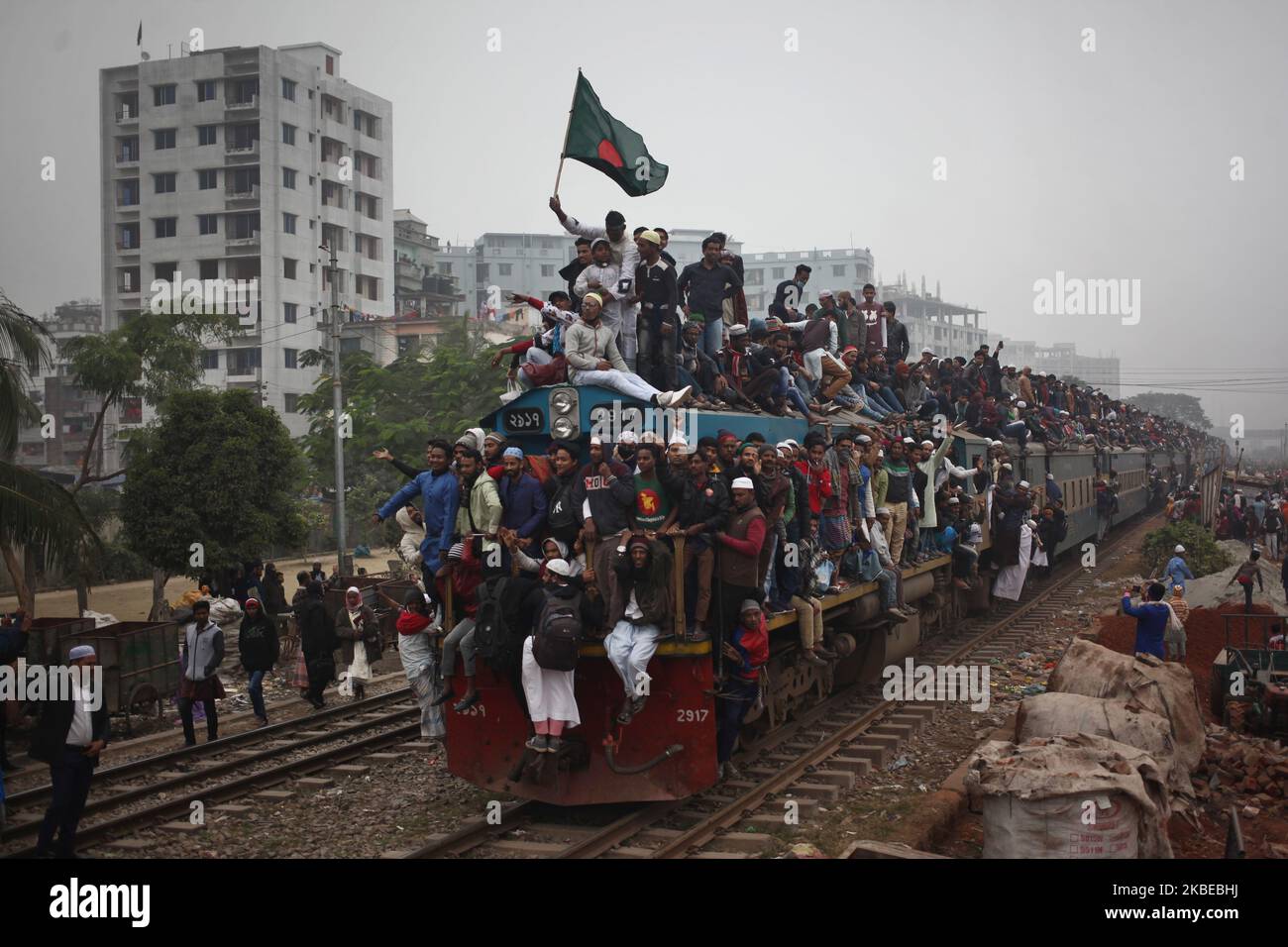 Migliaia di devoti musulmani tornano a casa su un treno sovraffollato dopo aver partecipato alla preghiera finale di Bishwa Ijtema, considerato il secondo più grande raduno musulmano del mondo dopo Hajj, a Tongi, alla periferia di Dhaka, in Bangladesh. La foto è scattata il 12 gennaio 2020. (Foto di Syed Mahamudur Rahman/NurPhoto) Foto Stock