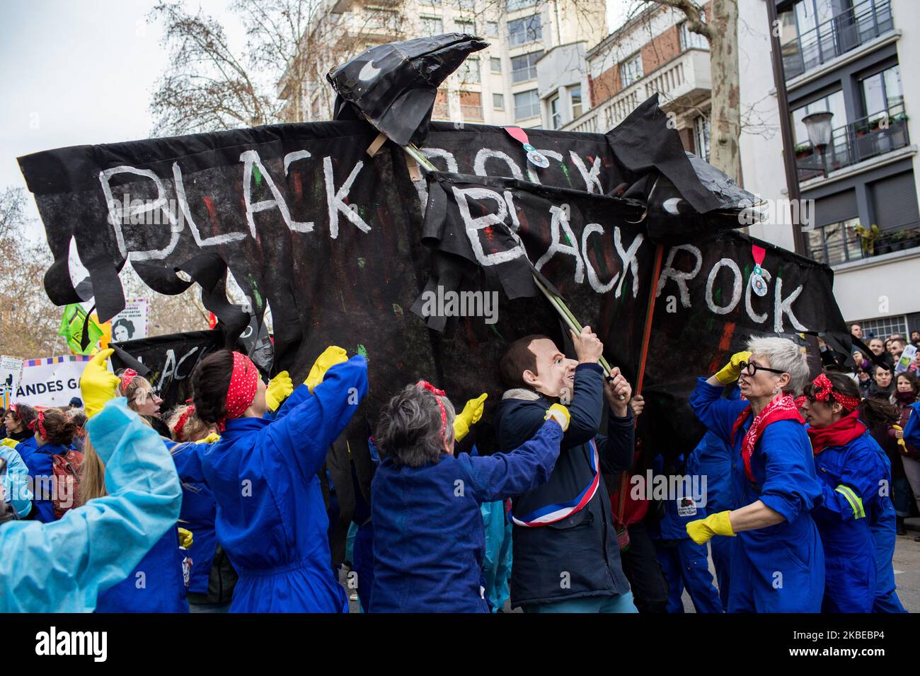 Collettivo femminista Sheeky e attivisti ATTAC durante la manifestazione contro il progetto di riforma delle pensioni. L'organizzazione intersindacale composta da CGT, FO, sindacati Solidaires, SUD, FSU e organizzazioni studentesche, ha chiesto una nuova giornata di azione contro la riforma delle pensioni e 38th giorno di sciopero. Parigi, Francia, 11 janvier 2020. Le Collectif féministe Sheeky et les militants d'ATTAC lors de la manifestation contre le projet de réforme des retraites. L'organisation intersyndicale commosee de la CGT, FO, des syndicats Solidaires, SUD, FSU et des Organisations etudiantes, a appelé à une nouvelle journée d'ACT Foto Stock