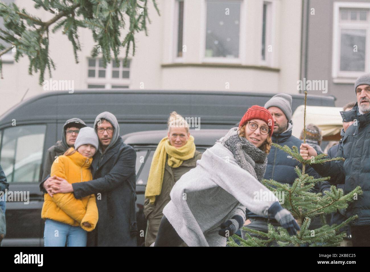 Una donna traina un albero di Natale durante il concorso a Essen, Germania, il 12 gennaio 2020. (Foto di Ying Tang/NurPhoto) Foto Stock