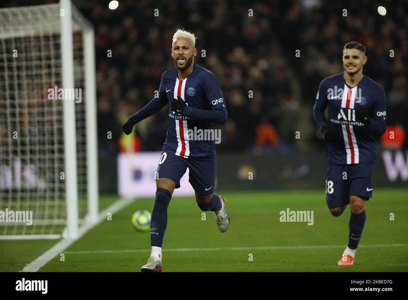 Neymar e Mauro Icardi del PSG durante la partita di calcio francese del L1 tra Parigi Saint-Germain e MONACO allo stadio Parc des Princes di Parigi il 12 gennaio 2020. (Foto di Mehdi Taamallah/NurPhoto) Foto Stock