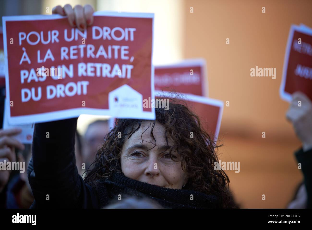 Un avvocato brandisce un cartello con la scritta "per un diritto di pensione, non un ritiro della legge”. Gli avvocati si sono riuniti davanti alla Corte di Tolosa per protestare contro la prevista riforma pensionistica di Macron. I loro contributi al sistema pensionistico raddoppieranno (dal 14% al 28%), ma per una pensione inferiore del 30%. Il gouvernement di Macron prevede di modificare il sistema pensionistico pay-as-you-go da un sistema per punti (capitalizzazione). Tolosa. Francia. Gennaio 13th 2020. (Foto di Alain Pitton/NurPhoto) Foto Stock