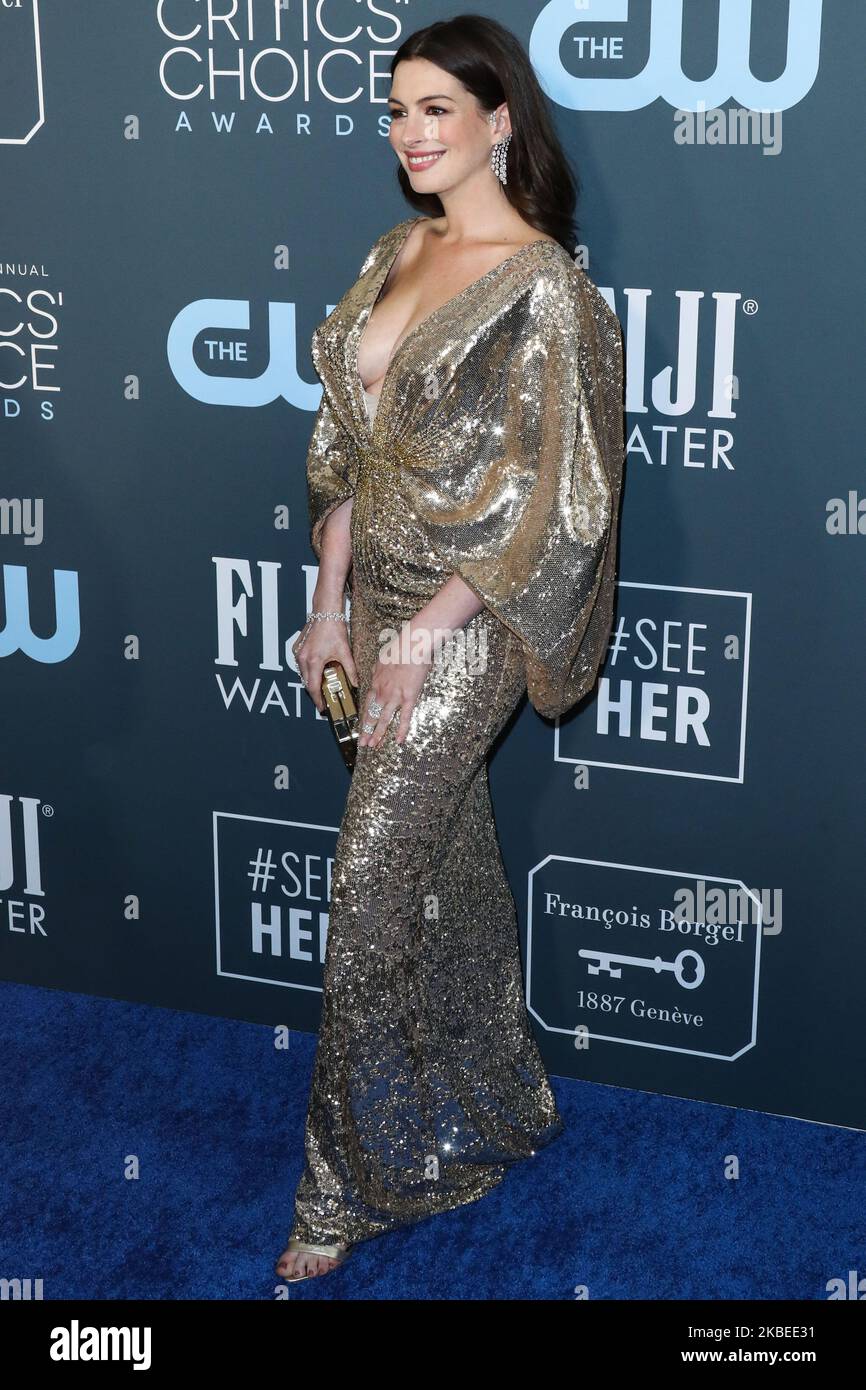 SANTA MONICA, LOS ANGELES, CALIFORNIA, USA - 12 GENNAIO: L'attrice Anne Hathaway indossa Versace con le scarpe Alexandre Birman, i gioielli Messika e una borsa Judith Leiber arriva ai 25th Annual Critics' Choice Awards che si tengono al Barker Hangar il 12 gennaio 2020 a Santa Monica, Los Angeles, California, Stati Uniti. (Foto di Xavier Collin/Image Press Agency/NurPhoto) Foto Stock