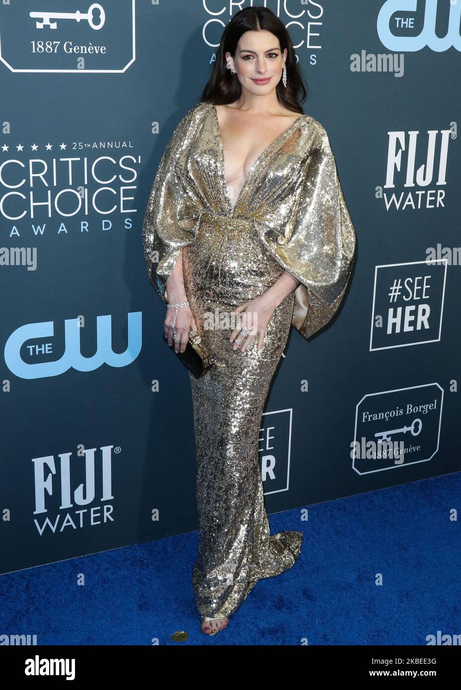SANTA MONICA, LOS ANGELES, CALIFORNIA, USA - 12 GENNAIO: L'attrice Anne Hathaway indossa Versace con le scarpe Alexandre Birman, i gioielli Messika e una borsa Judith Leiber arriva ai 25th Annual Critics' Choice Awards che si tengono al Barker Hangar il 12 gennaio 2020 a Santa Monica, Los Angeles, California, Stati Uniti. (Foto di Xavier Collin/Image Press Agency/NurPhoto) Foto Stock