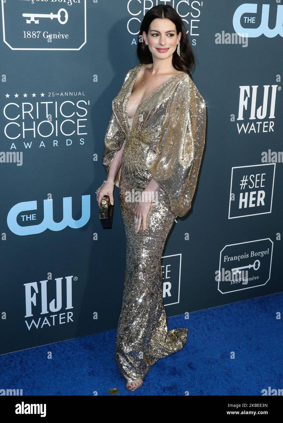 SANTA MONICA, LOS ANGELES, CALIFORNIA, USA - 12 GENNAIO: L'attrice Anne Hathaway indossa Versace con le scarpe Alexandre Birman, i gioielli Messika e una borsa Judith Leiber arriva ai 25th Annual Critics' Choice Awards che si tengono al Barker Hangar il 12 gennaio 2020 a Santa Monica, Los Angeles, California, Stati Uniti. (Foto di Xavier Collin/Image Press Agency/NurPhoto) Foto Stock