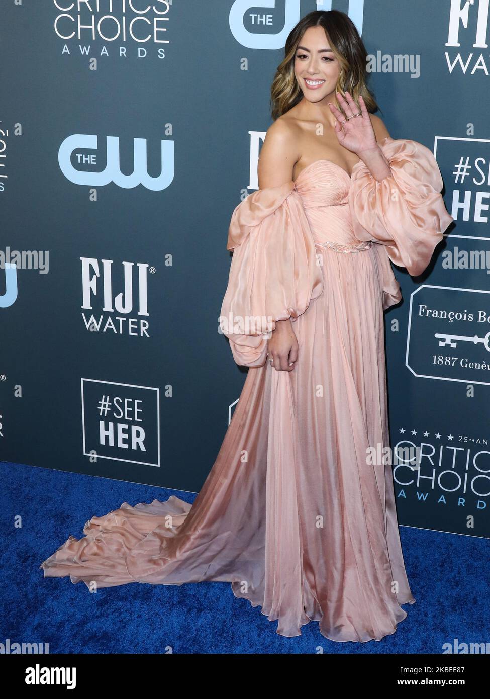 SANTA MONICA, LOS ANGELES, CALIFORNIA, USA - GENNAIO 12: L'attrice Chloe Bennet che indossa un abito da couture Yanina arriva ai 25th Annual Critics' Choice Awards che si tengono al Barker Hangar il 12 Gennaio 2020 a Santa Monica, Los Angeles, California, Stati Uniti. (Foto di Xavier Collin/Image Press Agency/NurPhoto) Foto Stock