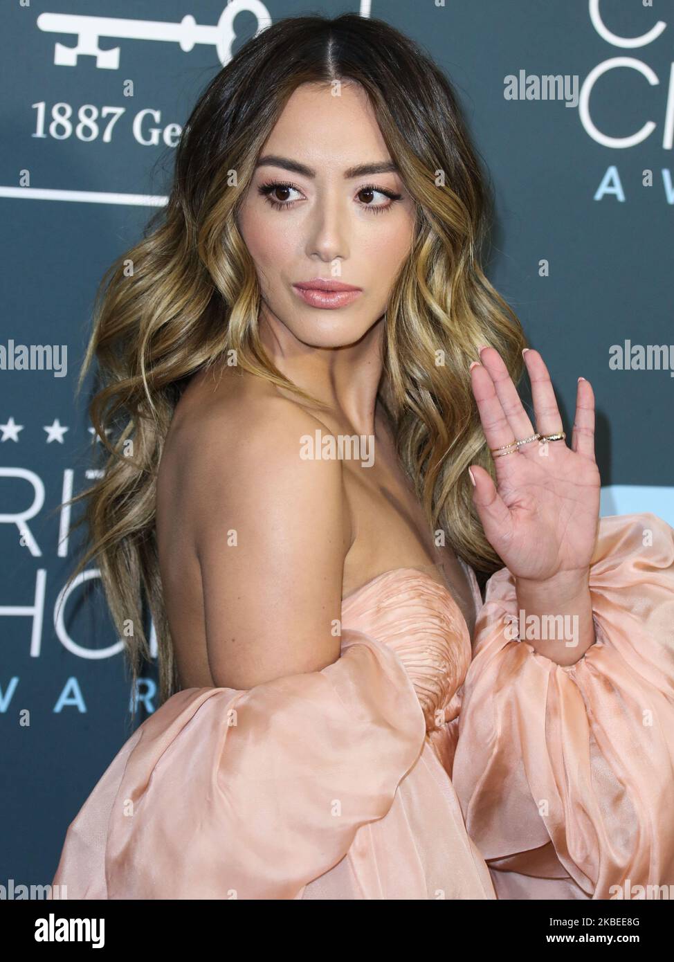 SANTA MONICA, LOS ANGELES, CALIFORNIA, USA - GENNAIO 12: L'attrice Chloe Bennet che indossa un abito da couture Yanina arriva ai 25th Annual Critics' Choice Awards che si tengono al Barker Hangar il 12 Gennaio 2020 a Santa Monica, Los Angeles, California, Stati Uniti. (Foto di Xavier Collin/Image Press Agency/NurPhoto) Foto Stock