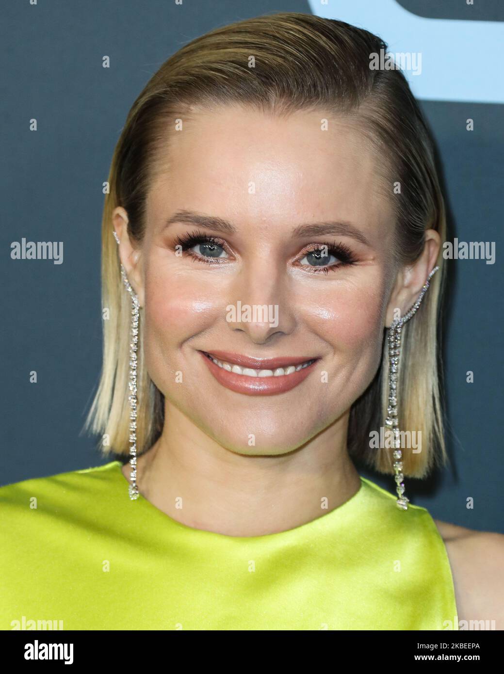 SANTA MONICA, LOS ANGELES, CALIFORNIA, USA - GENNAIO 12: L'attrice Kristen Bell che indossa una tuta Cong Tri, gioielli Forevermark, frizione Christian Louboutin e tacchi Brian Atwood arriva ai 25th Annual Critics' Choice Awards che si tengono al Barker Hangar il 12 gennaio 2020 a Santa Monica, Los Angeles, California, Stati Uniti. (Foto di Xavier Collin/Image Press Agency/NurPhoto) Foto Stock