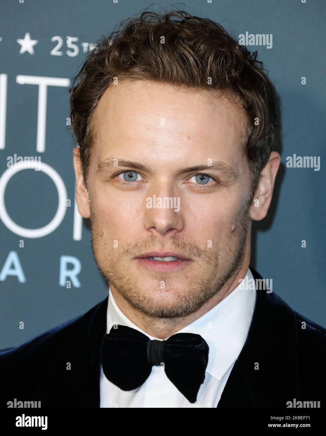 SANTA MONICA, LOS ANGELES, CALIFORNIA, USA - GENNAIO 12: L'attore Sam Heughan che indossa Armani con un orologio David Yurman e le scarpe Christian Louboutin arriva ai 25th Annual Critics' Choice Awards che si tengono al Barker Hangar il 12 Gennaio 2020 a Santa Monica, Los Angeles, California, Stati Uniti. (Foto di Xavier Collin/Image Press Agency/NurPhoto) Foto Stock