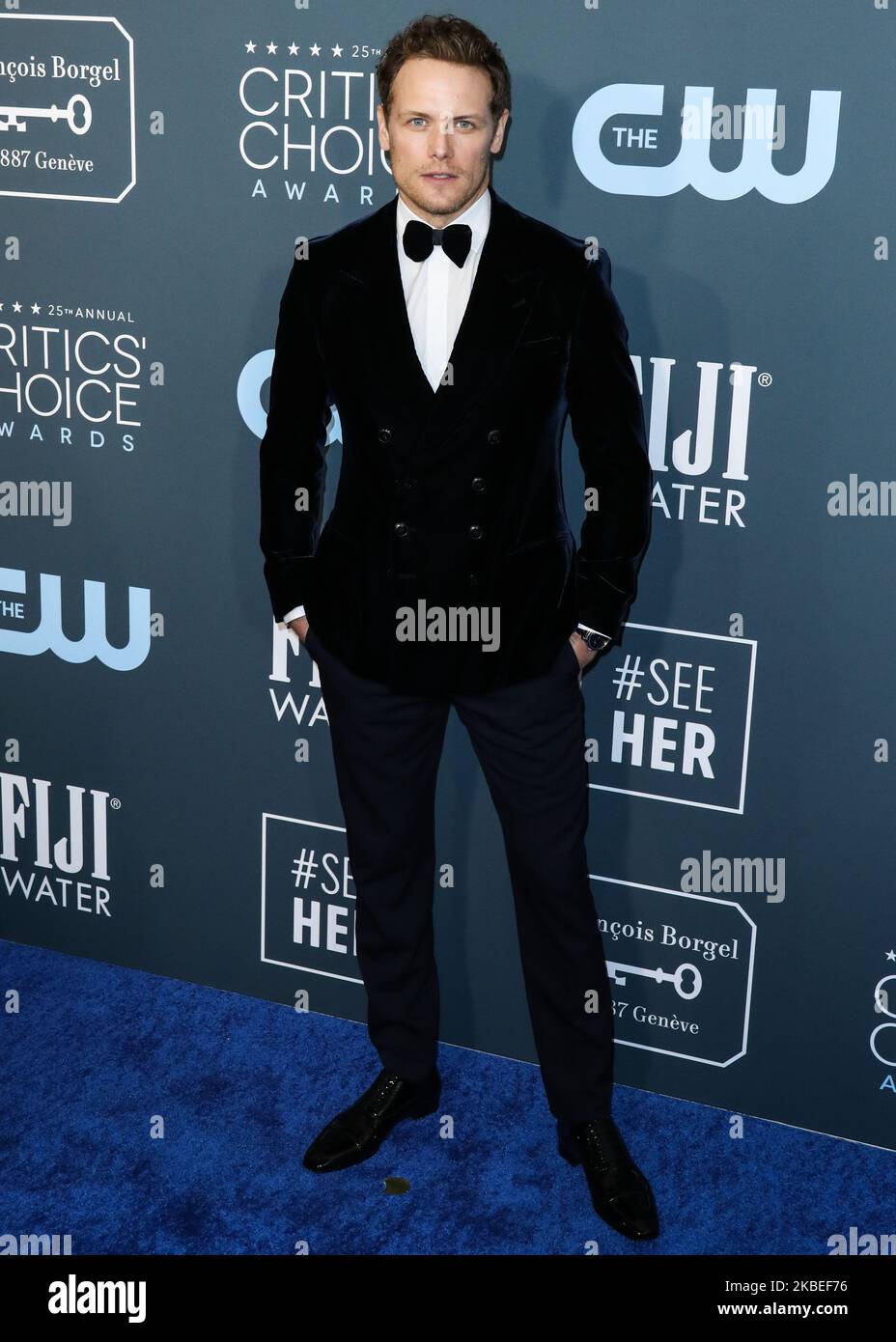 SANTA MONICA, LOS ANGELES, CALIFORNIA, USA - GENNAIO 12: L'attore Sam Heughan che indossa Armani con un orologio David Yurman e le scarpe Christian Louboutin arriva ai 25th Annual Critics' Choice Awards che si tengono al Barker Hangar il 12 Gennaio 2020 a Santa Monica, Los Angeles, California, Stati Uniti. (Foto di Xavier Collin/Image Press Agency/NurPhoto) Foto Stock