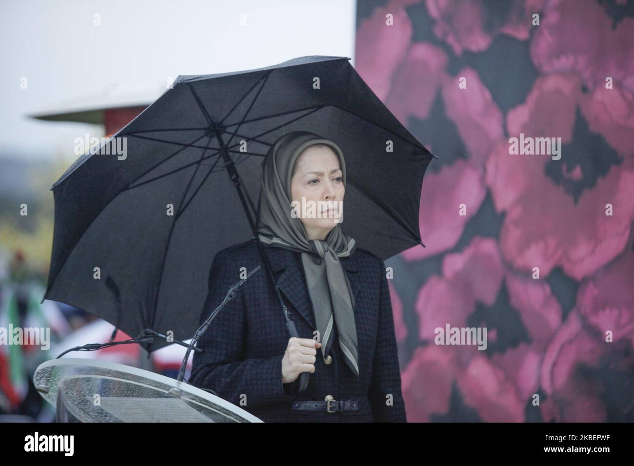 Maryam Rajavi, Ashraf-3, Albania, 13/01/2020 - Maryam Rajavi, Presidente eletto del Consiglio Nazionale della resistenza dell'Iran (NCRI), partecipa alle cerimonie insieme a migliaia di membri del Mujahedin-e Khalq (MEK) il 13 gennaio 2020, ad Ashraf-3, Albania, Rendere omaggio a 176 passeggeri innocenti uccisi quando il jet commerciale ucraino è stato abbattuto su Teheran da un missile il 8 gennaio. Rajavi ha detto che il mondo deve riconoscere la legittimità della resistenza e della lotta della gioventù ribelle iraniana contro le Guardie rivoluzionarie assassine. Devono riconoscere la lotta della pe Foto Stock