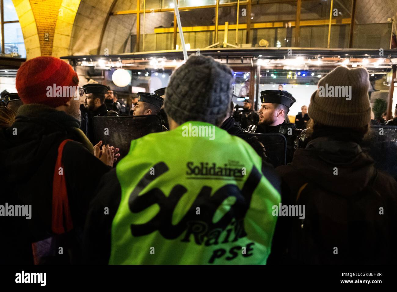 La manifestazione contro la riforma dei pensionati continua a Parigi, in Francia. Il 13 gennaio 2019 di fronte al ristorante 'la gamelle' dove il vice Pacome Rupin LREM con la compagnia del ministro Gerald Darmanin ha dovuto presentare i suoi migliori auguri per il nuovo anno, circa un centinaio di persone erano lì per protestare contro le riforme pensionistiche. Dopo un po 'la polizia da un gran numero ha fatto un intervento per evacuarli lontano dal ristorante. (Foto di Jerome Gilles/NurPhoto) Foto Stock