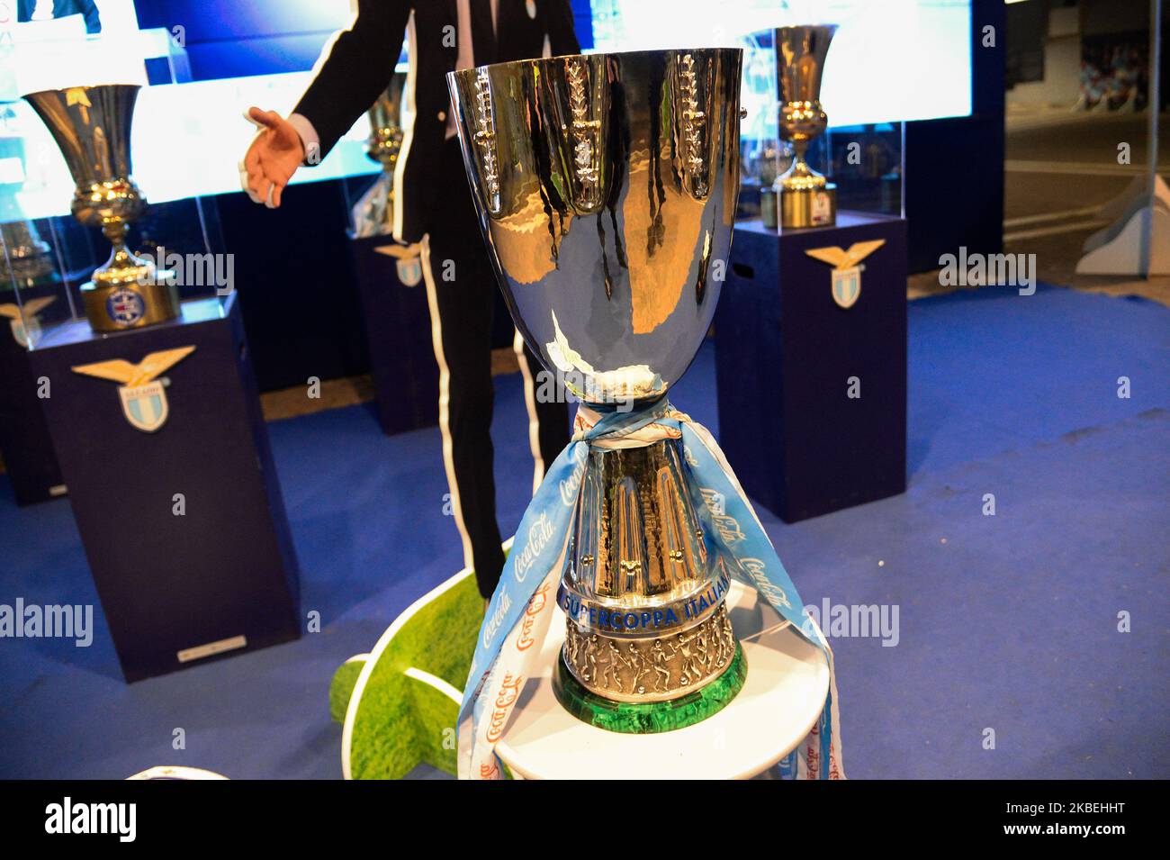 La super coppa italiana vinta dalla SS Lazio è in mostra allo stadio olimpico prima della partita della Coppa Italia tra SS Lazio e Cremonese allo stadio Olimpico il 14 gennaio 2020 a Roma. (Foto di Silvia Lore/NurPhoto) Foto Stock