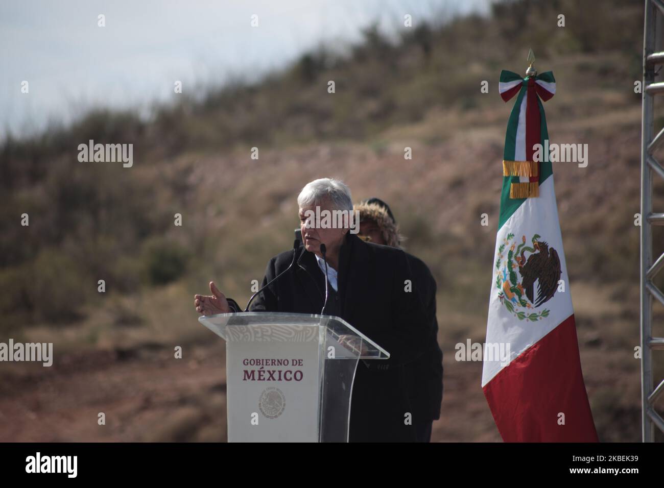 Il Presidente del Messico Andres Manuel Lopez Obrador parla durante una visita a la Mora il 12 gennaio 2019 a Bavispe, sonora. Il presidente Lopez Obrador ha incontrato i membri delle famiglie mormoniche Lebaron e Langford, due mesi dopo che 9 membri di loro sono stati uccisi in un'imboscata vicino a la Mora, una comunità isolata nello Stato messicano settentrionale di sonora; 6 bambini e 3 donne sono morti in un attacco perpetrato da membri sospetti di un cartello sulla droga. (Foto di David Peinado/NurPhoto) Foto Stock