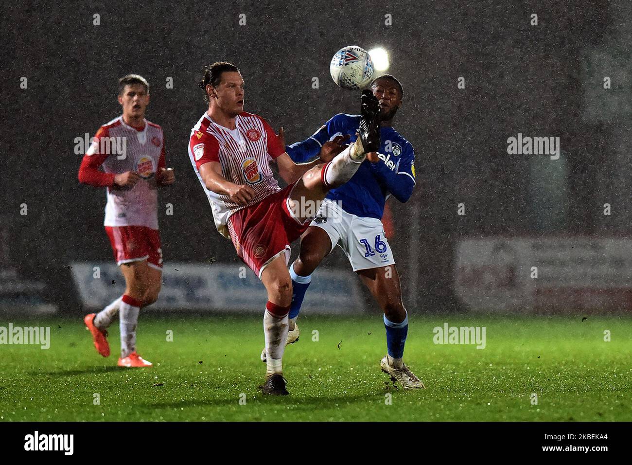 Ben Nugent di Stevenage e Scott Wilson di Oldham Athletic durante la partita della Sky Bet League 2 tra Stevenage e Oldham Athletic al Lamex Stadium, Stevenage martedì 14th gennaio 2020. (Foto di Eddie Garvey/MI News/NurPhoto) Foto Stock