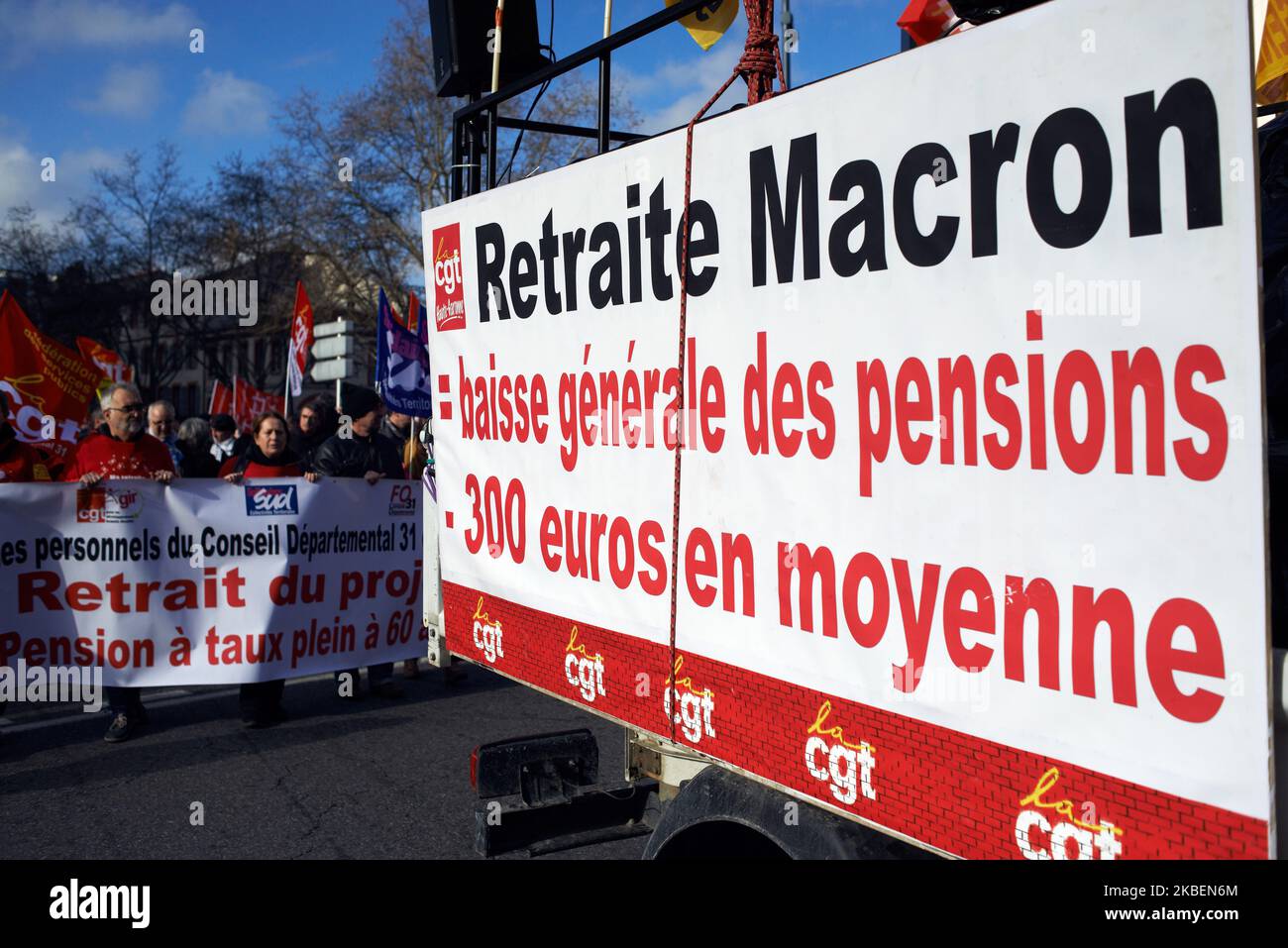 Cartello con la scritta "pensionamento di Macron = riduzione delle pensioni di 300€ in media". Decine di migliaia di manifestanti hanno manifestato a Tolosa per la manifestazione del 6th convocata da quasi tutti i sindacati (CGT, SUD, UNL, UNEF, FO, ecc.). È il 44th° giorno di proteste, scioperi e azioni. I manifestanti chiedono il ritiro della nuova riforma del pensionamento (età, pensione, condizioni, ecc.). Il governo di Macron propone un cambiamento tra un sistema pensionistico a ripartizione e un sistema a punti (capitalizzazione) su un'idea di Jean-Claude Delevoye . Il governo francese vuole anche un'unificazione di tutti i pensi Foto Stock