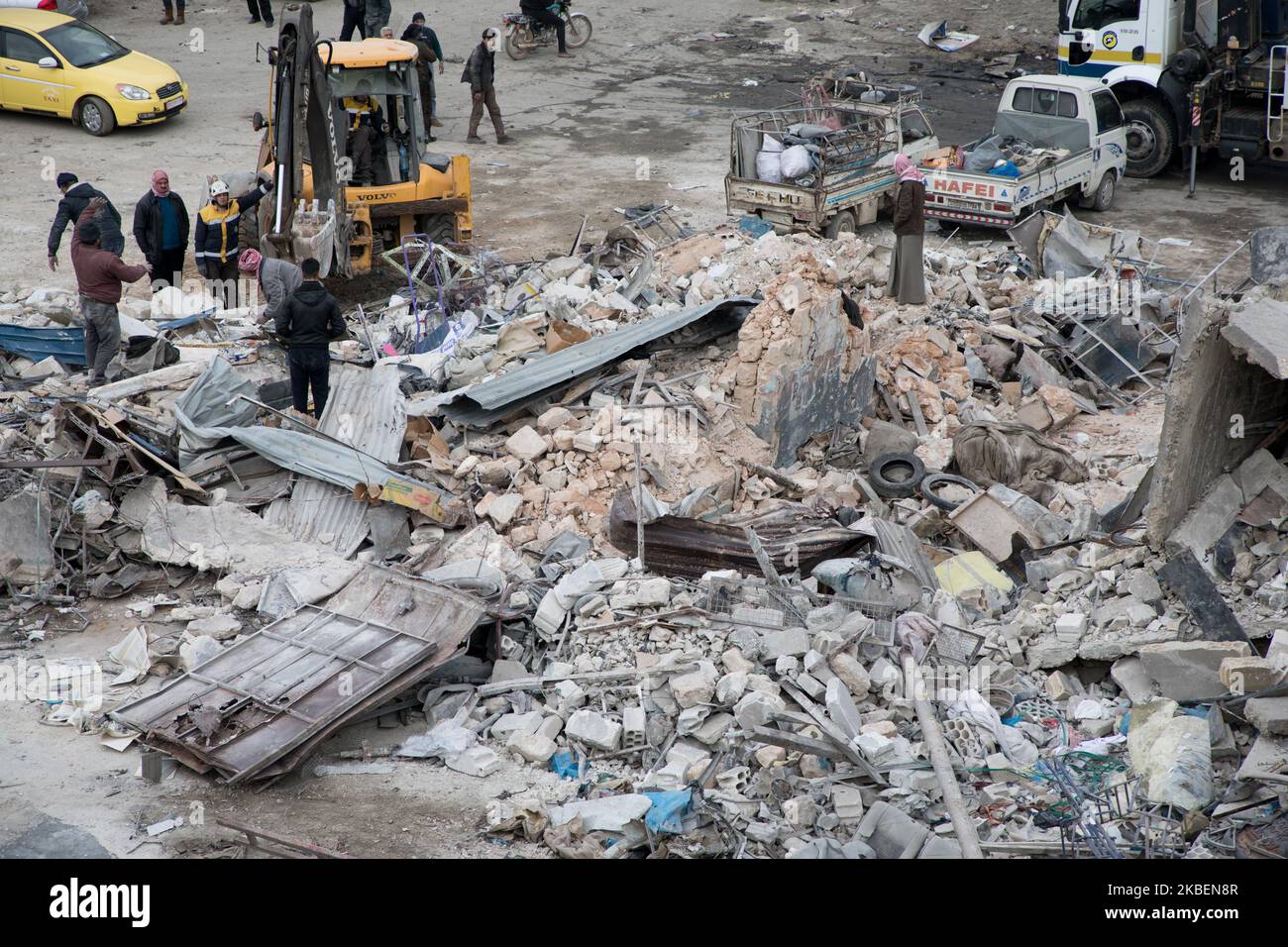 Conseguenze un attacco aereo di regime siriano su un mercato di ortaggi in Idlib che ha ucciso decine di civili ieri, siriani cercando di trovare le loro cose sotto le macerie, e ripulire il sito il 16 gennaio, 2020 (Foto di Karam Almasri/NurPhoto) Foto Stock