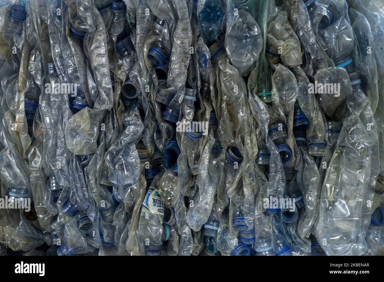 Pile di bottiglie di plastica usate si trovano nella zona della banca dei rifiuti della scuola islamica di Lhokseumawe, provincia di Aceh, Indonesia il 16 gennaio 2020. Le scuole islamiche d'imbarco acquistano vari tipi di rifiuti che possono essere riciclati nelle bancarelle, e anche dai recuperatori nelle discariche. Fino al 30% dei rifiuti proviene da scuole islamiche che vengono poi raccolte dagli studenti per essere riciclate. Sperando che con una banca dei rifiuti nelle scuole islamiche di Aceh, l'Indonesia sarà esente da inquinamento da rifiuti. (Foto di Zick Maulana/NurPhoto) Foto Stock
