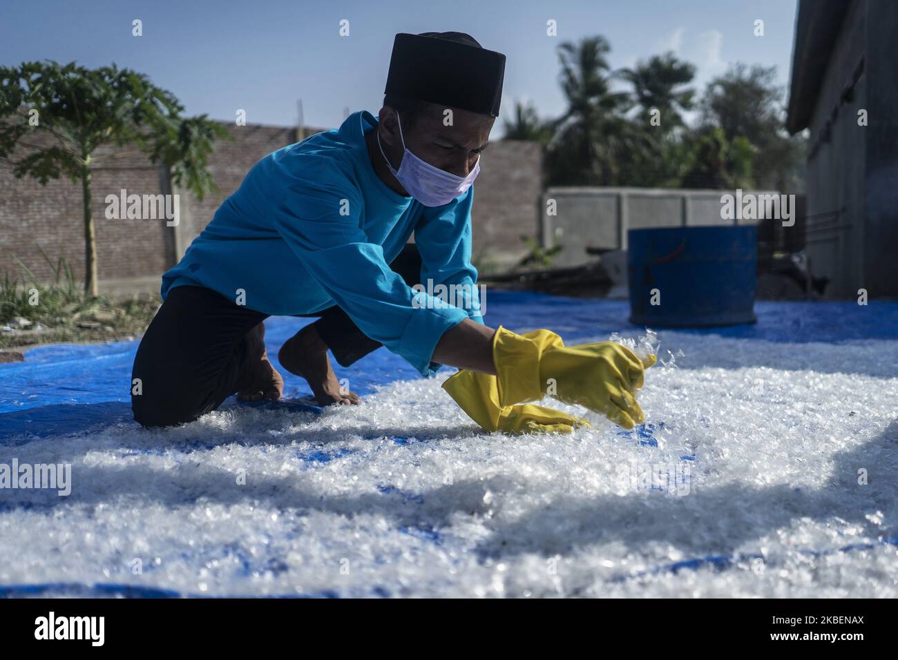 Gli studenti di Acehnese stanno asciugando le barbe di plastica riciclata presso la banca di rifiuti della scuola superiore islamica a Lhokseumawe, provincia di Aceh, Indonesia il 16 gennaio 2020. Le scuole islamiche d'imbarco acquistano vari tipi di rifiuti che possono essere riciclati nelle bancarelle, e anche dai recuperatori nelle discariche. Fino al 30% dei rifiuti proviene da scuole islamiche che vengono poi raccolte dagli studenti per essere riciclate. Sperando che con una banca dei rifiuti nelle scuole islamiche di Aceh, l'Indonesia sarà esente da inquinamento da rifiuti. (Foto di Zick Maulana/NurPhoto) Foto Stock