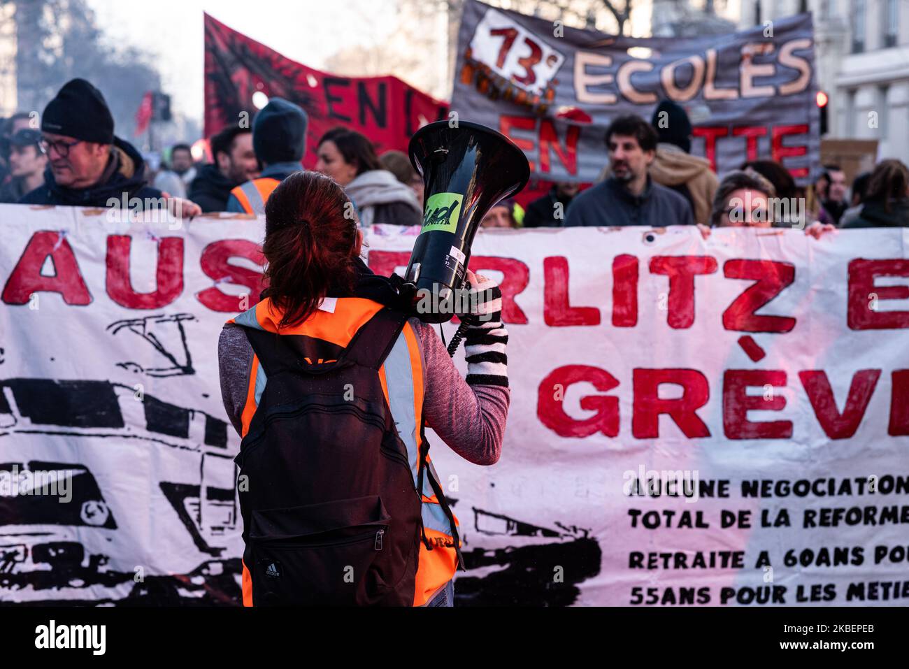 I lavoratori ferroviari di grande impatto della SNCF erano presenti giovedì 16 gennaio 2020, il 43rd° giorno del movimento sciopero. Diverse migliaia di persone hanno manifestato a Parigi contro la riforma delle pensioni, rispondendo all'appello dell'interUnione composta da CGT, FO, FSU, Solidaires e organizzazioni giovanili. (Foto di Samuel Boivin/NurPhoto) Foto Stock