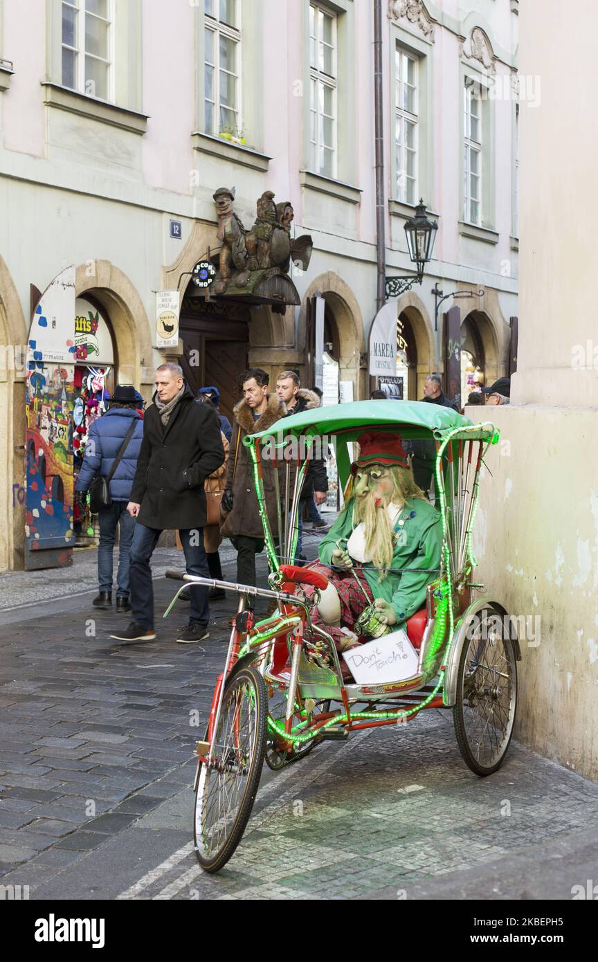 Un rikshaw con lo sprite dell'acqua che promuove un Paradise tailandese di massaggio è ritratto in via di Karlova a Praga, Repubblica ceca il 17 gennaio 2020. La città di Praga vorrebbe attuare una nuova legge per affrontare l'inquinamento visivo delle sue parti storiche. Vari negozi di souvenir, ristoranti e saloni di massaggi utilizzano un cattivo design per promuovere i loro servizi e prodotti. City Hall di Praga ha deciso di combattere tale linguaggio visivo e vorrebbe applicare regole che possono mantenere la città visivamente pulito da kitsch e pubblicità distastful. (Foto di Krystof Kriz/NurPhoto) Foto Stock