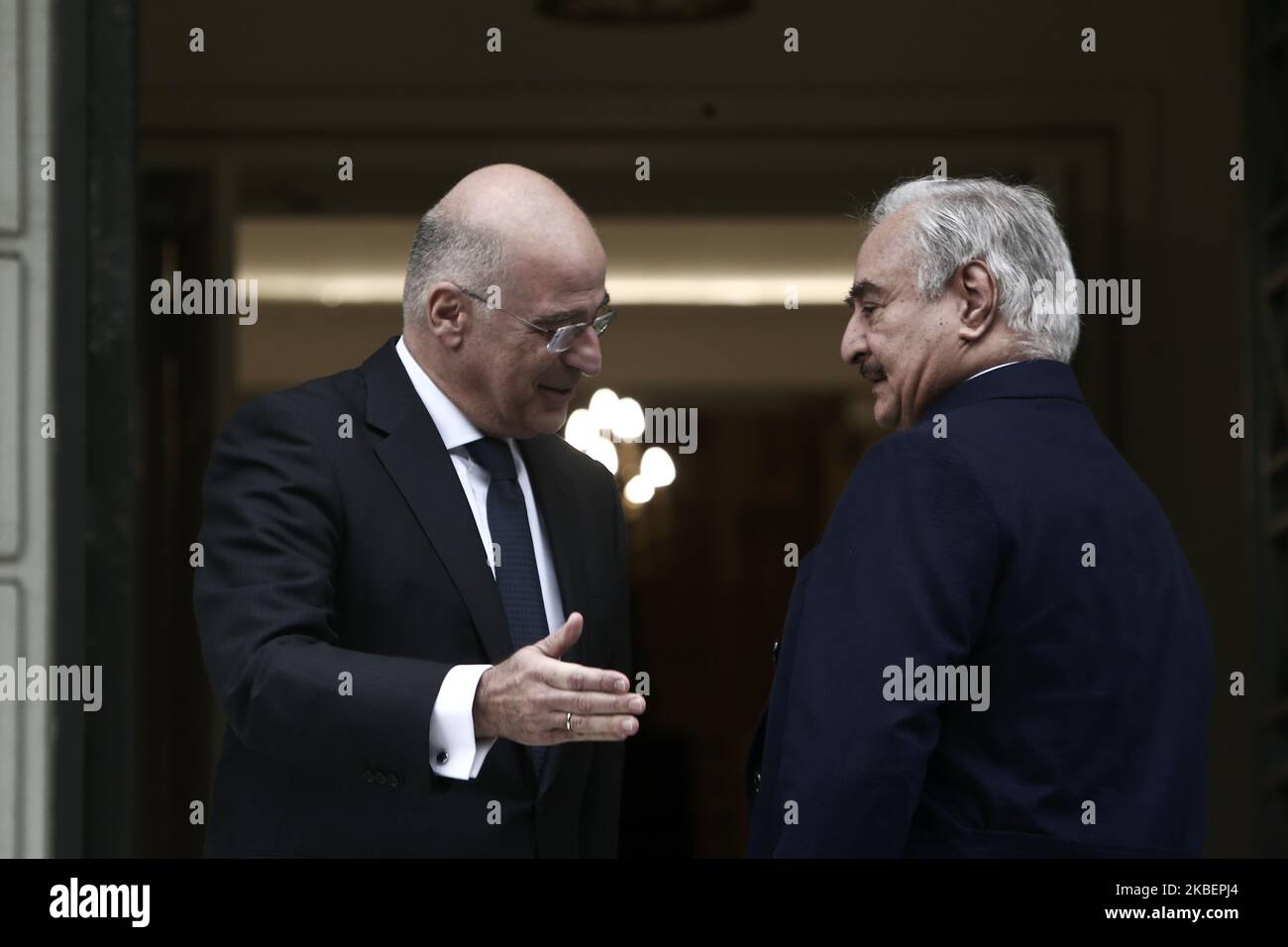 Il ministro degli Esteri greco Nikos Dendias (L) accoglie il maresciallo Khalifa Haftar, leader dell'Esercito Nazionale Libico (LNA) durante il loro incontro al Ministero degli Affari Esteri, ad Atene, in Grecia, il 17 gennaio 2020 (Foto di Panayotis Tzamaros/NurPhoto) Foto Stock