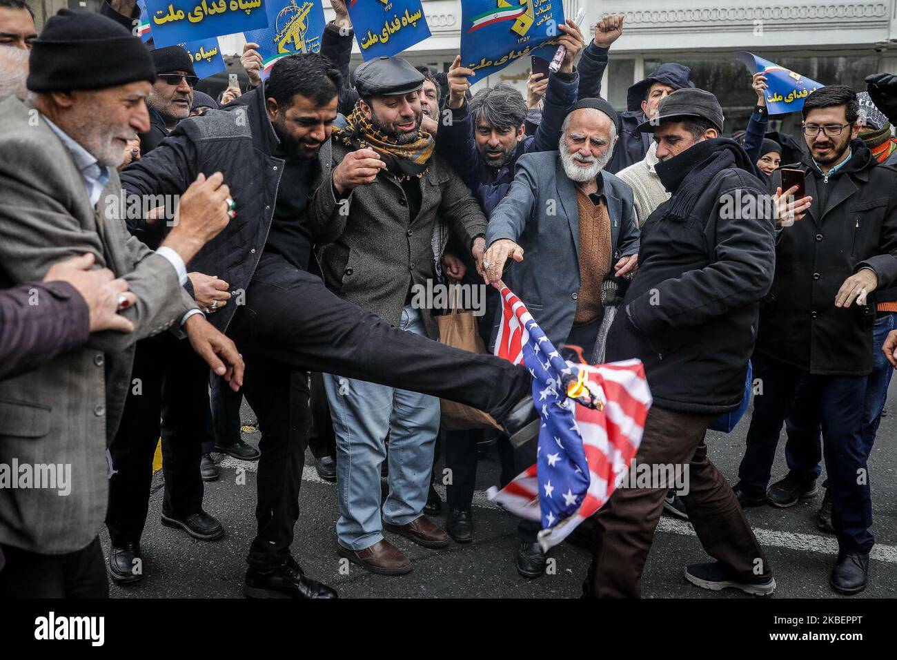 I sostenitori del regime protestano contro gli Stati Uniti a seguito di una preghiera del venerdì guidata dal leader supremo dell'Iran, Ali Khamenei, dopo una pausa di otto anni a Teheran, in Iran, il 17 gennaio 2020. (Foto di Hamid Vakili/NurPhoto) Foto Stock