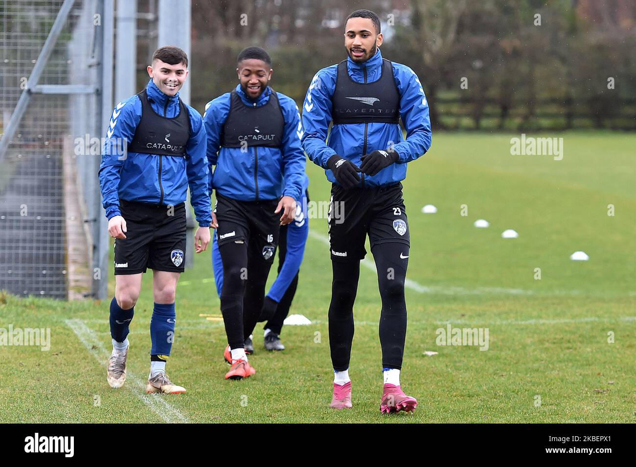 Jonny Smith, Scott Wilson e Christian N'Guessan di Oldham Athletic durante l'allenamento di Oldham Athletic a Chapel Road, Oldham, venerdì 17th gennaio 2020. (Foto di Eddie Garvey/MI News/NurPhoto) Foto Stock