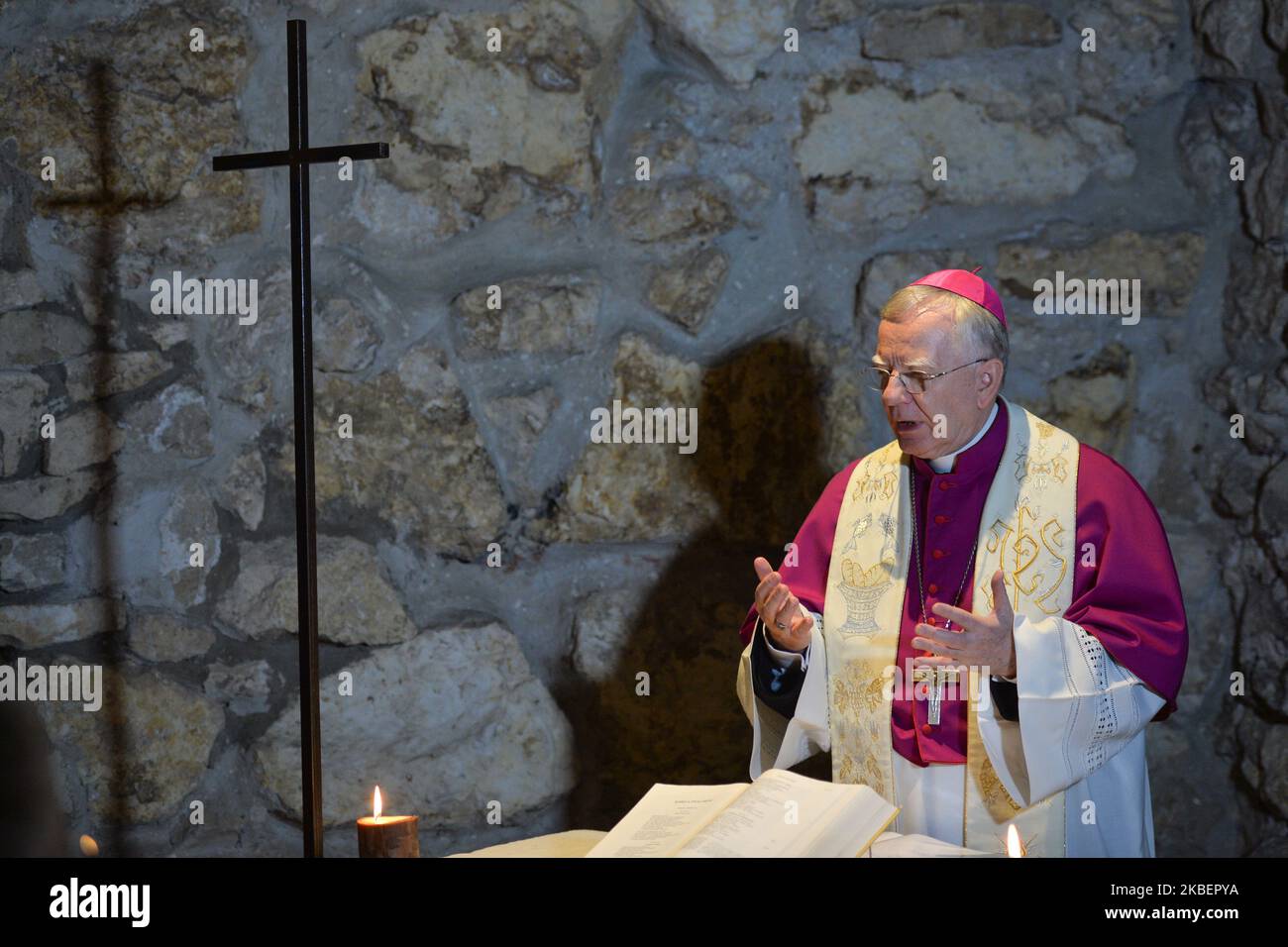 L'Arcivescovo di Cracovia, Marek Jedraszewski, visto durante un servizio religioso, una parte delle celebrazioni di Cracovia del 23rd° giorno dell'Ebraismo nella Chiesa Cattolica. Venerdì 17 gennaio 2020 a Cracovia, Polonia. (Foto di Artur Widak/NurPhoto) Foto Stock