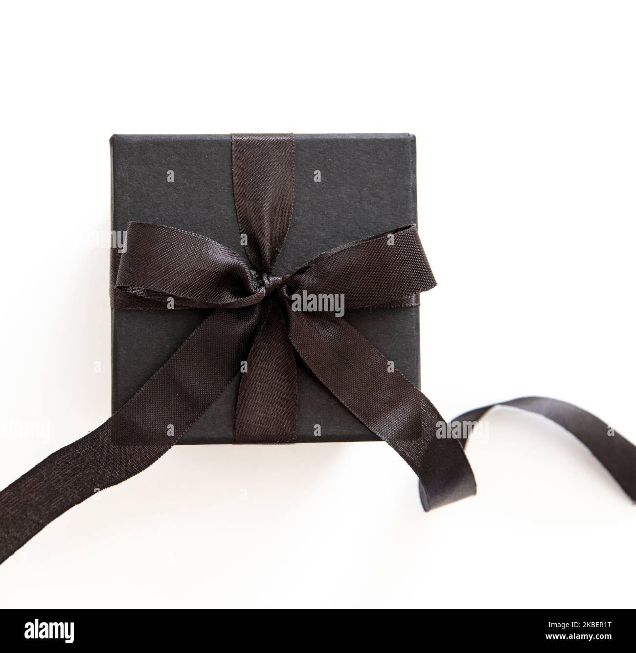 Confezione regalo con nastro nero isolato su sfondo bianco, Black Friday sale e Natale presenta concetto. Foto Stock