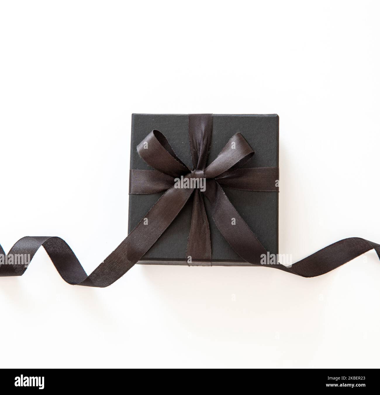 Confezione regalo con nastro nero isolato su sfondo bianco, Black Friday sale e Natale presenta concetto. Foto Stock