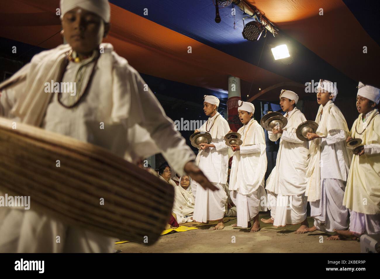 Ragazzi attori raffigurati durante la performance di Mahabharat sull'isola di Majuli, Assam, India, il 5 marzo 2019. Solo gli uomini e i ragazzi giocano nella performance, le donne sono proibite di esibirsi. La performance teatrale è quella di garantire un raccolto fruttuoso e di successo. (Foto di Krystof Kriz/NurPhoto) Foto Stock