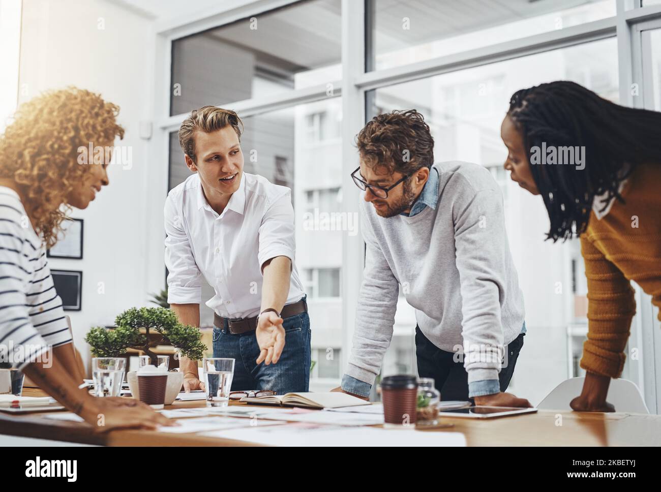 Le informazioni di cui abbiamo bisogno sono proprio qui: Un gruppo di imprenditori che ha una sessione di brainstorming. Foto Stock