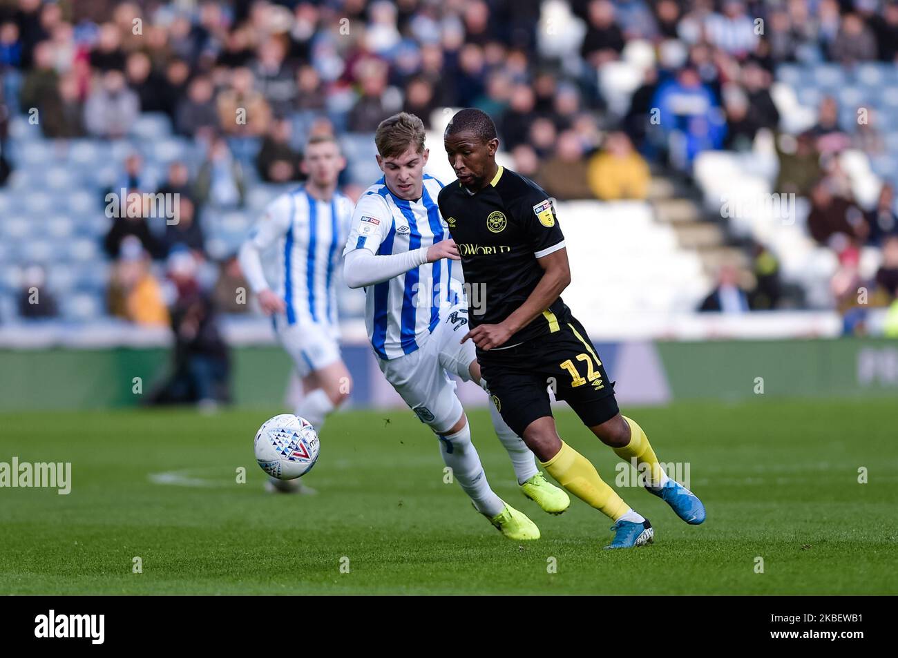 Il centrocampista di Huddersfield Town Emile Smith Rowe e il centrocampista del Brentford FC Kamohelo Mokotjo durante la partita del campionato Sky Bet tra Huddersfield Town e Brentford al John Smith's Stadium di Huddersfield sabato 18th gennaio 2020. (Foto di Andy Whitehead/MI News/NurPhoto) Foto Stock