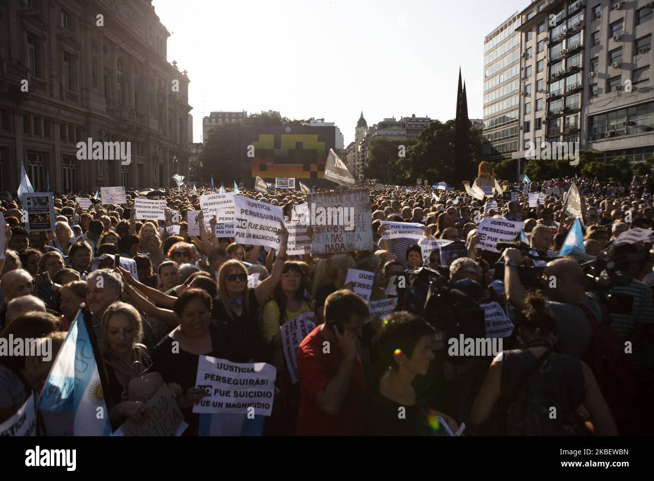 I manifestanti partecipano alle commemorazioni del quinto anniversario della morte del procuratore speciale Alberto Nisman in Plaza Vaticano, il 18 gennaio 2020 a Buenos Aires, Argentina. (Foto di Matías Baglietto/NurPhoto) Foto Stock