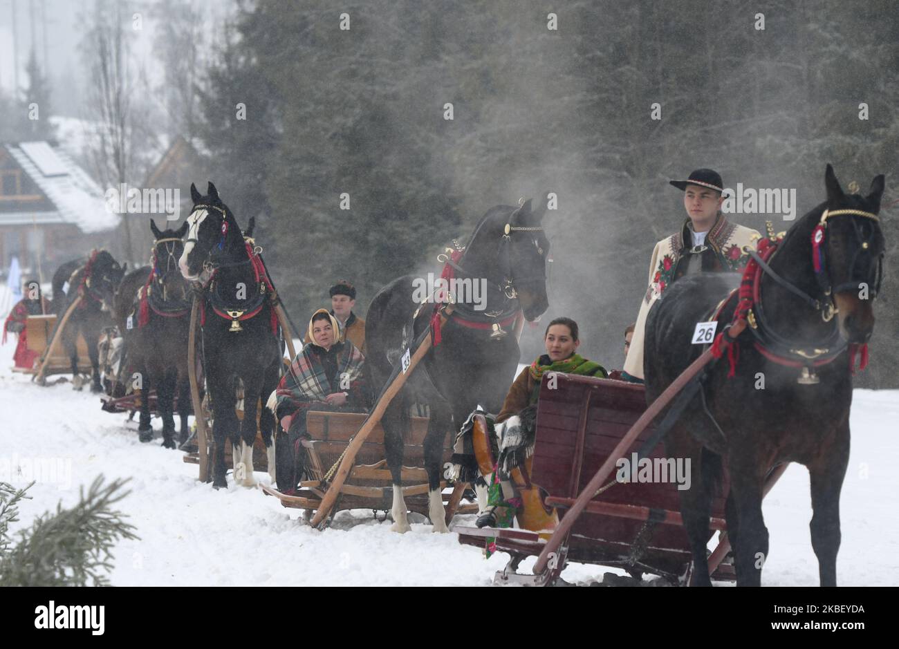 Partecipanti alla sfilata della 2020 edizione del concorso Poronin Kumoterki (gara tradizionale di carri). Domenica 19 gennaio 2019, a Male Ciche Lichajowki, Poronin, Polonia. (Foto di Artur Widak/NurPhoto) Foto Stock