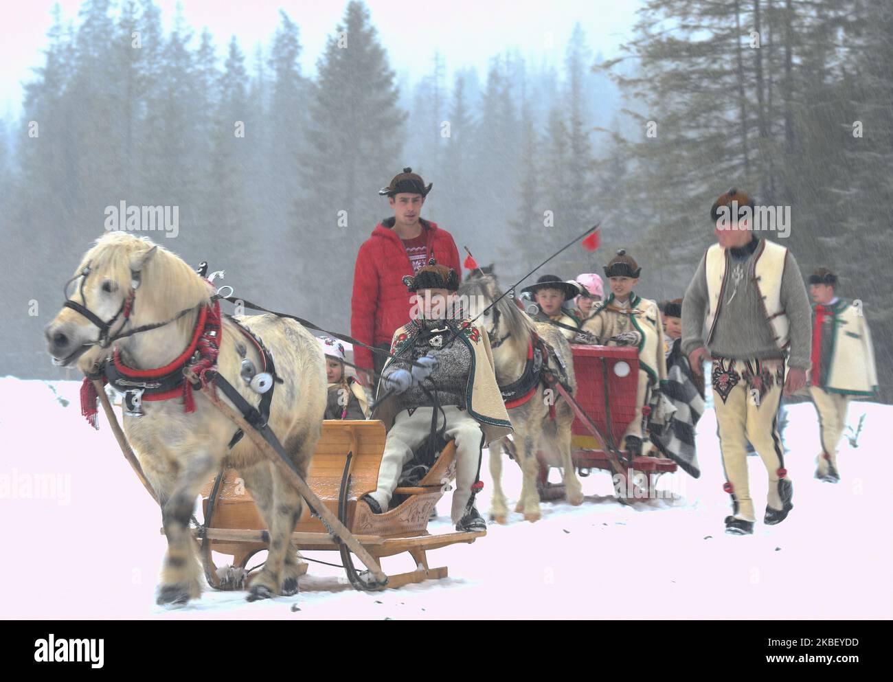 Partecipanti alla sfilata della 2020 edizione del concorso Poronin Kumoterki (gara tradizionale di carri). Domenica 19 gennaio 2019, a Male Ciche Lichajowki, Poronin, Polonia. (Foto di Artur Widak/NurPhoto) Foto Stock
