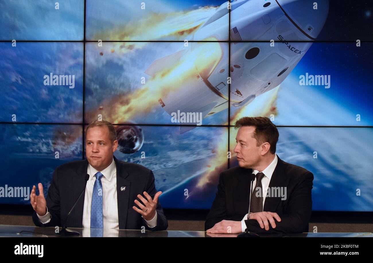 19 gennaio 2020 - Kennedy Space Center, Florida, Stati Uniti - l'amministratore della NASA Jim Bridenstine (a sinistra) e l'amministratore delegato di SpaceX Elon Musk partecipano a una conferenza stampa in seguito al test di annullamento in volo della capsula del razzo SpaceX Falcon 9 e del drago Crew il 19 gennaio, 2020 al Kennedy Space Center in Florida. (Foto di Paul Hennessy/NurPhoto) Foto Stock