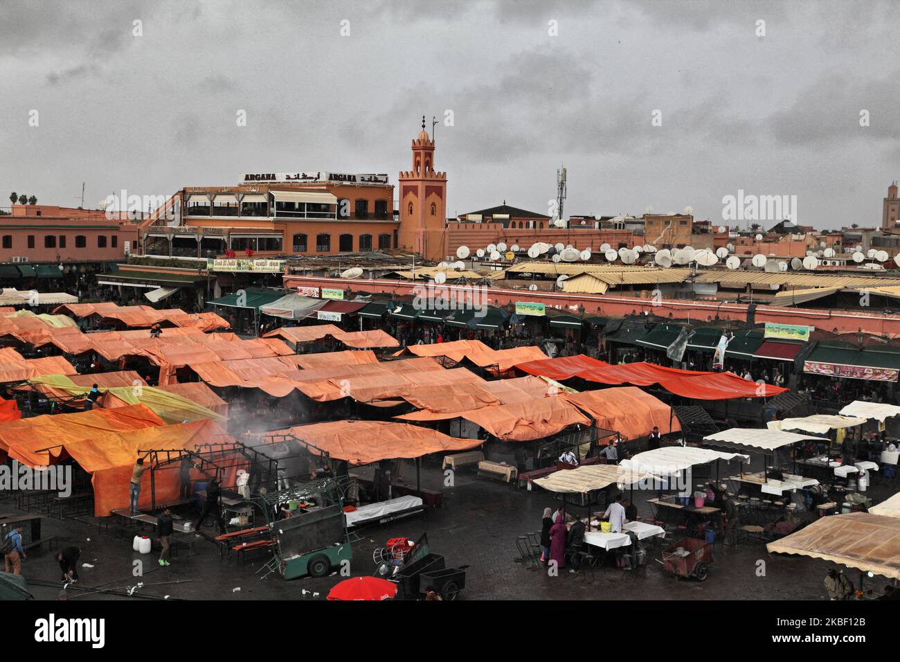 Piazza Jemaa el-Fnaa vista in una giornata piovosa guardando verso il Cafe Argana e il souk coperto nella medina (città vecchia) di Marrakech (Marrakech) in Marocco, Africa il 5 gennaio 2016. Marrakech è la quarta città più grande del Regno del Marocco. (Foto di Creative Touch Imaging Ltd./NurPhoto) Foto Stock