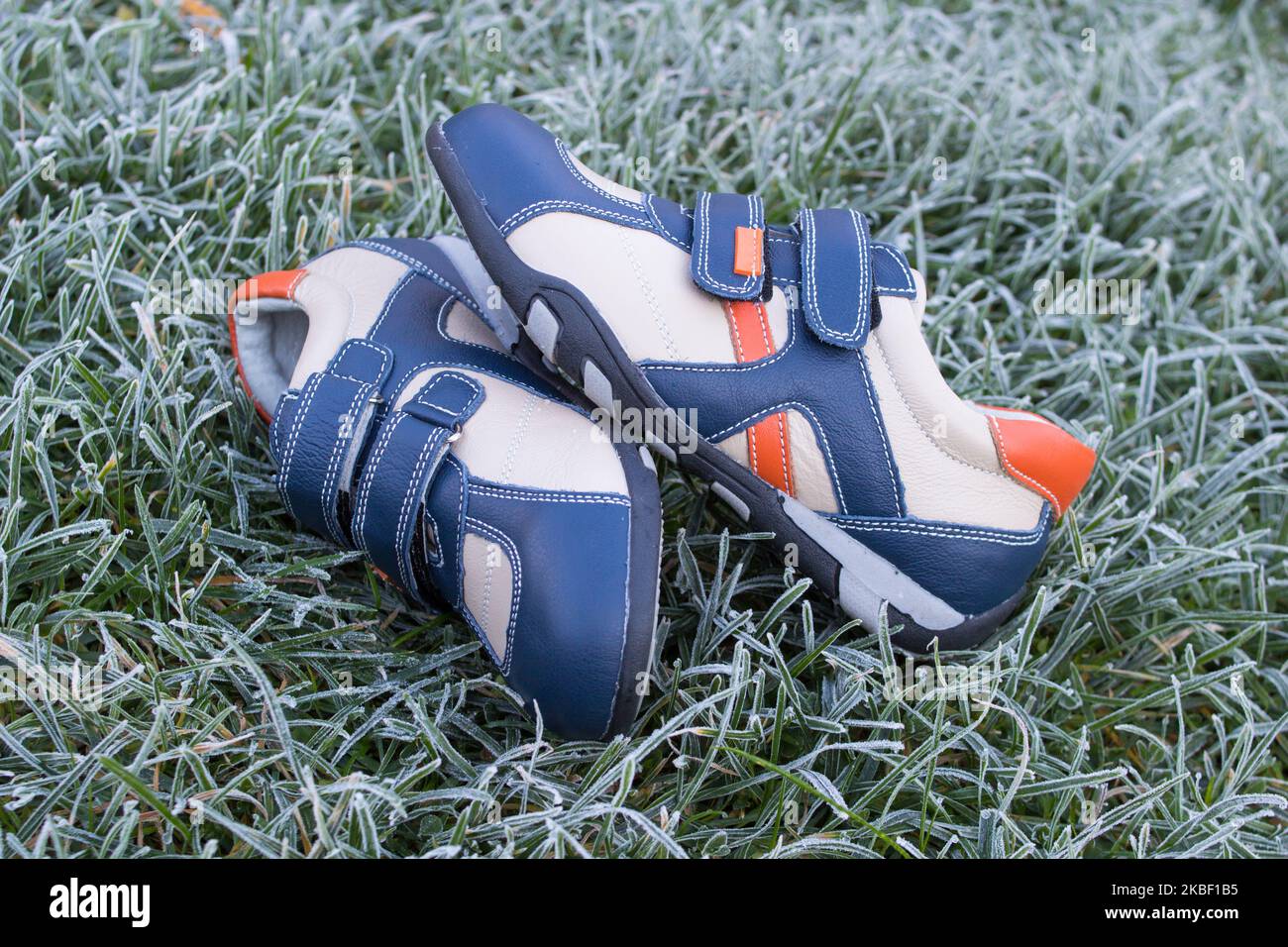 scarpe in pelle alla moda per bambini in erba al gelo Foto Stock