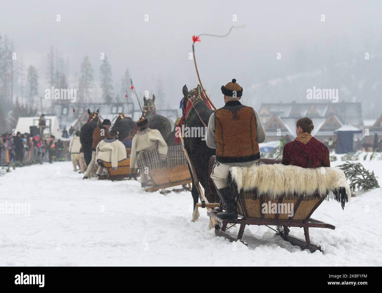 Partecipanti alla sfilata della 2020 edizione del concorso Poronin Kumoterki (gara tradizionale di carri). Domenica 19 gennaio 2019, a Male Ciche Lichajowki, Poronin, Polonia. (Foto di Artur Widak/NurPhoto) Foto Stock