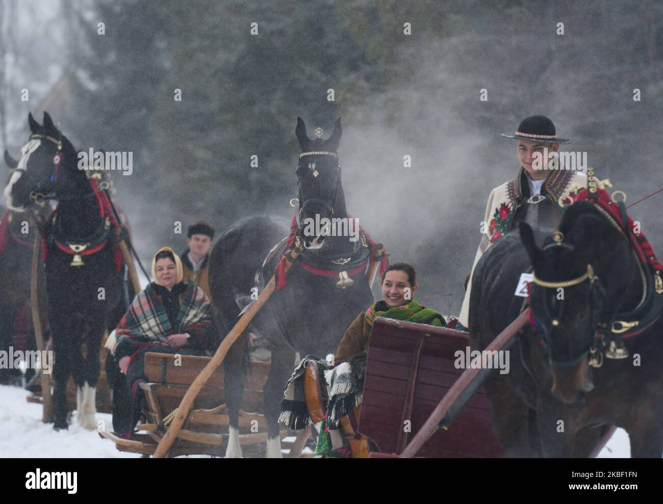 Partecipanti alla sfilata della 2020 edizione del concorso Poronin Kumoterki (gara tradizionale di carri). Domenica 19 gennaio 2019, a Male Ciche Lichajowki, Poronin, Polonia. (Foto di Artur Widak/NurPhoto) Foto Stock